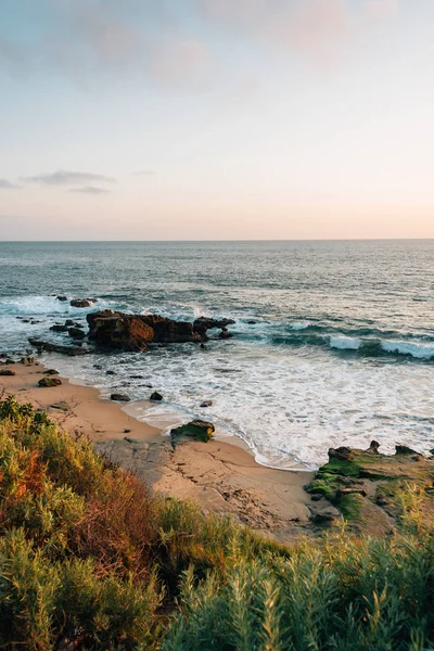 Vista de uma praia rochosa ao pôr do sol, em Laguna Beach, Orange County , — Fotografia de Stock