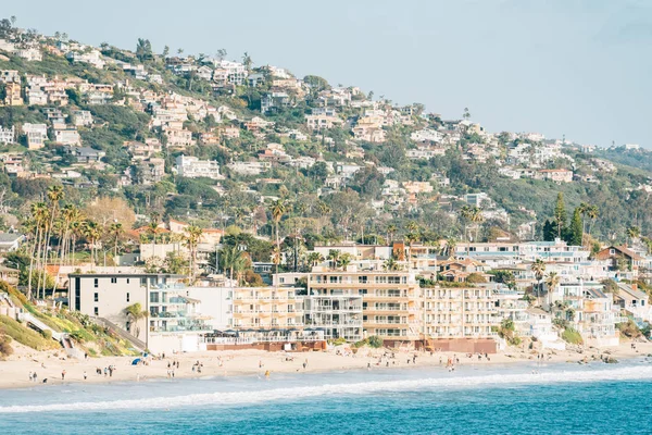 Pohled na pláž a kopce z hrad Zvíkov, v Laguna Beach, — Stock fotografie