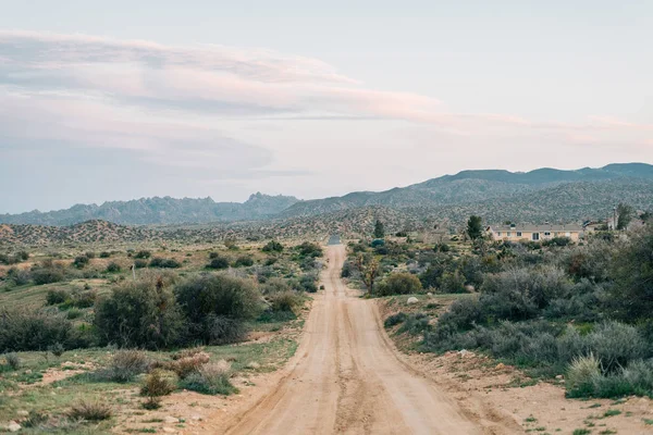 Χωματόδρομος και έρημο τοπίο στην Rimrock, κοντά Pioneertown, Cal — Φωτογραφία Αρχείου