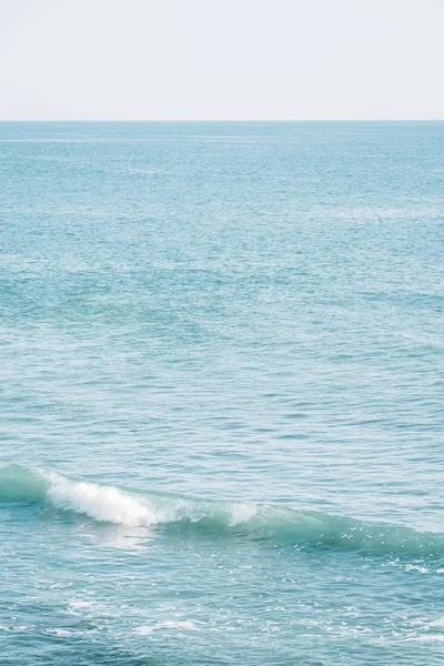 Vlny v Tichém oceánu, v Laguna Beach, Orange County, Cali — Stock fotografie
