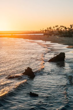 Dalgalar ve günbatımı, Corona del Mar, Pasifik okyanus kayalarda