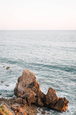 Corona del Mar, Newport Beach, Kaliforniya kayalık kıyılarının görünümü