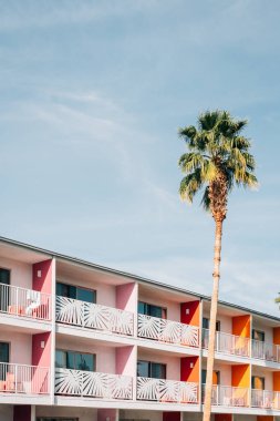 Palmiye ağacı ve Palm Springs, Cal balkonda ile renkli otel