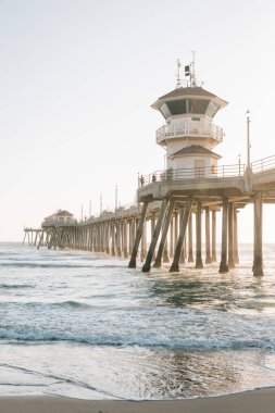 Pasifik Okyanusu ve İskele Huntington Beach, Ora dalgalarda