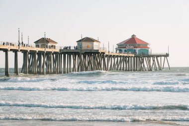 Pasifik Okyanusu ve İskele Huntington Beach, Ora dalgalarda