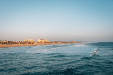 Huntington Beach, Californi sahilde günbatımı ışığı akşam