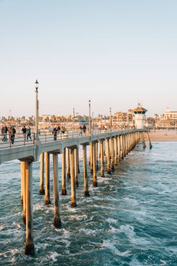 Gün batımı, Huntington Beach, Orange County, California'dan iskelede