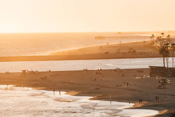 Západ slunce pohled na vstup do Newport přístavu a pláže v Cor — Stock fotografie