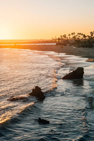 Dalgalar ve günbatımı, Corona del Mar, Pasifik okyanus kayalarda — Stok fotoğraf