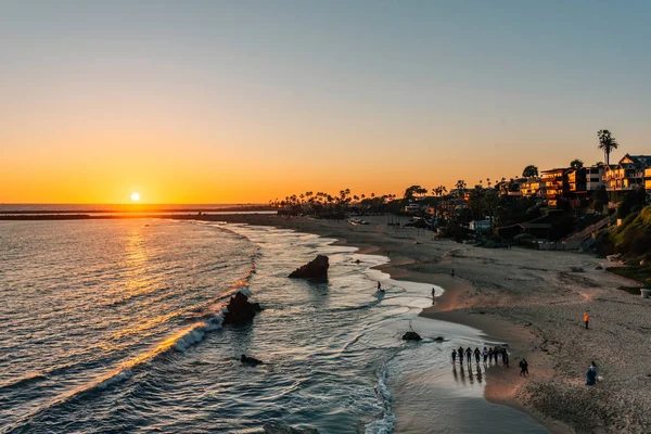 Corona del m ilham noktası bir plaj üzerinde gün batımı görünümü — Stok fotoğraf