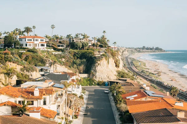 Pohled z obytné čtvrti a útesy podél pláže v S — Stock fotografie