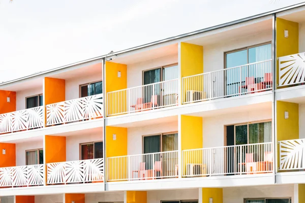 Hotel colorido com varandas em Palm Springs, Califórnia — Fotografia de Stock