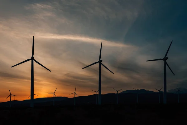 Mulini a vento al tramonto, presso il parco eolico Passo San Gorgonio a Palma — Foto Stock