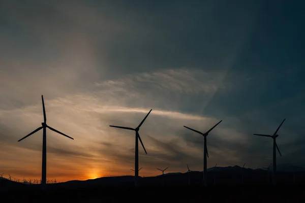 Mulini a vento al tramonto, presso il parco eolico Passo San Gorgonio a Palma — Foto Stock