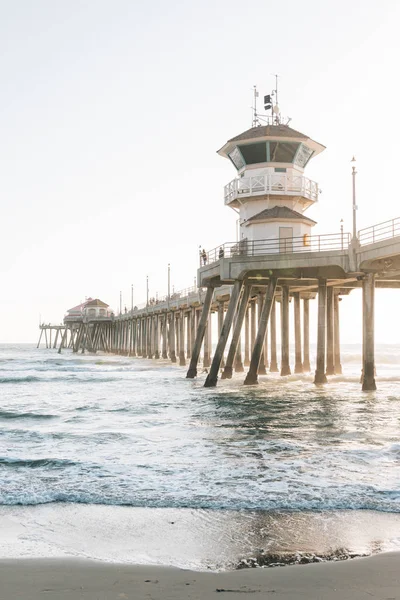 Pasifik Okyanusu ve İskele Huntington Beach, Ora dalgalarda — Stok fotoğraf