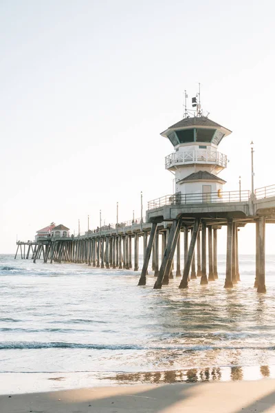 Vlny v Tichém oceánu a molo v Huntington Beach, Ora — Stock fotografie