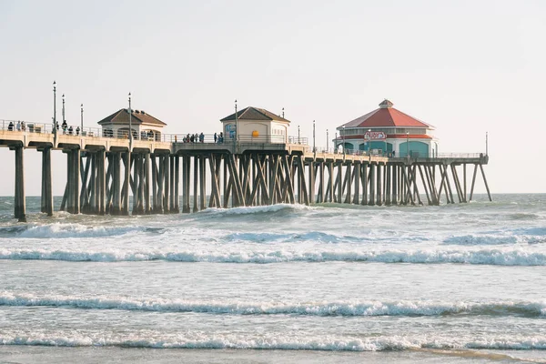 Pasifik Okyanusu ve İskele Huntington Beach, Ora dalgalarda — Stok fotoğraf