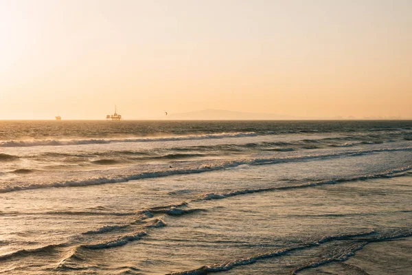 Vagues dans l'océan Pacifique au coucher du soleil, à Huntington Beach, Orang — Photo