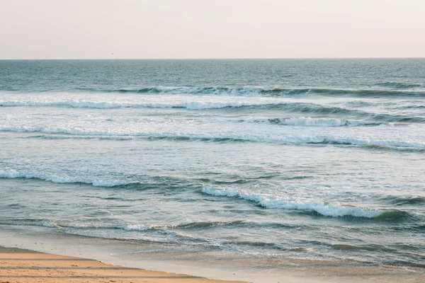 夕方はビーチや太平洋の波の光 — ストック写真