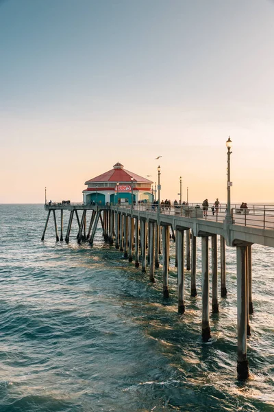 O cais ao pôr-do-sol, em Huntington Beach, Orange County, Califórnia — Fotografia de Stock