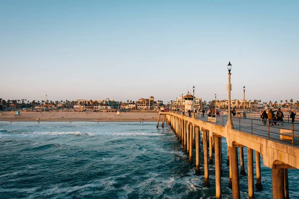 Der Pier bei Sonnenuntergang, in Huntington Beach, Orange County, Kalifornien — Stockfoto