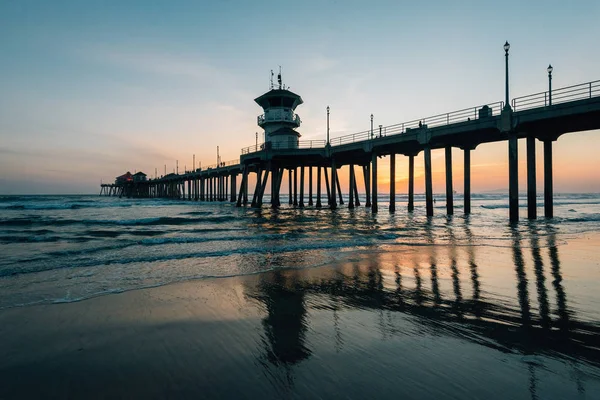 Solnedgången reflektioner och piren i Huntington Beach, Orange länder — Stockfoto