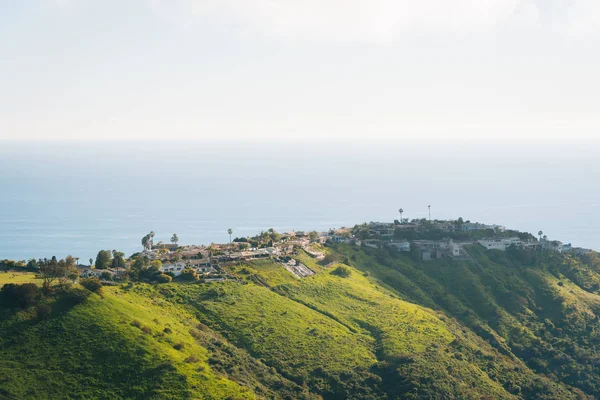 View of houses, green hills, and the Pacific Ocean from Top of t — Stock Photo, Image