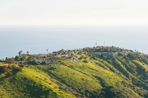 View of houses, green hills, and the Pacific Ocean from Top of t — Stock Photo, Image