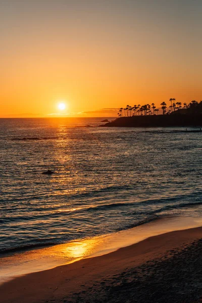 Tramonto sulla spiaggia di Heisler Park, Laguna Beach, Orange C — Foto Stock