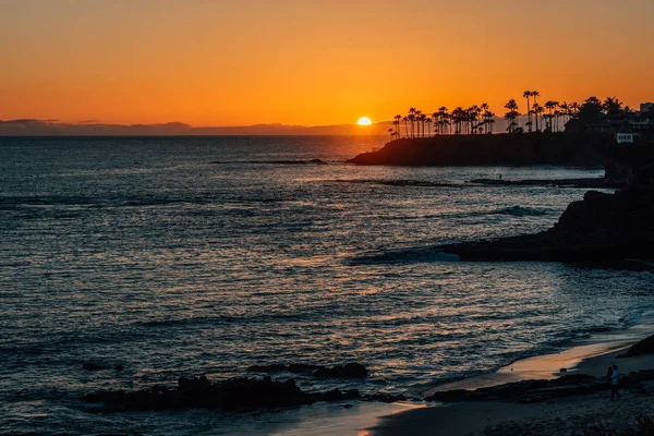 Puesta de sol sobre la playa en Heisler Park, en Laguna Beach, Orange C — Foto de Stock