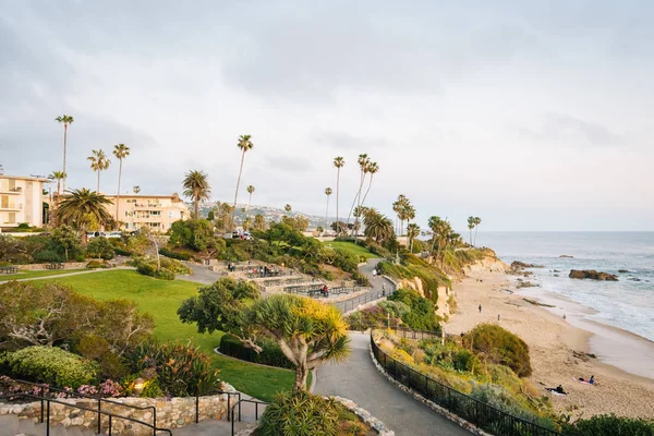 Pohled na chodníky a pláž na hrad Zvíkov, v Laguna Beach, Ora — Stock fotografie