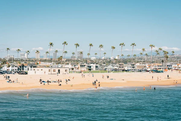 Uitzicht op het strand van de Balboa Pier in Newport Beach, oranje land — Stockfoto