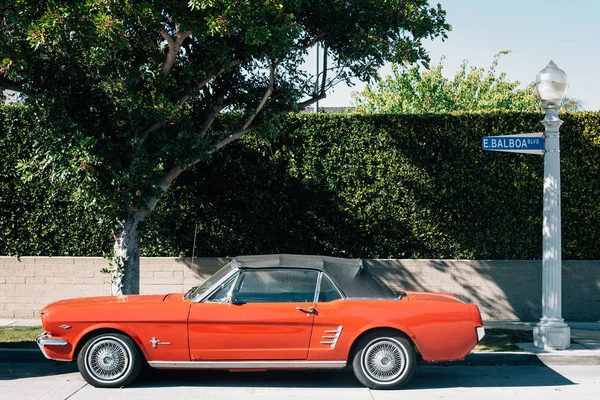 Antiguo Mustang rojo, en Balboa Boulevard en Newport Beach, Orange Co — Foto de Stock