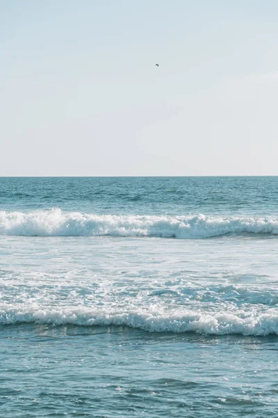 Dana Point tuz dere Plajı'nda Pasifik Okyanusu dalgaları, — Stok fotoğraf