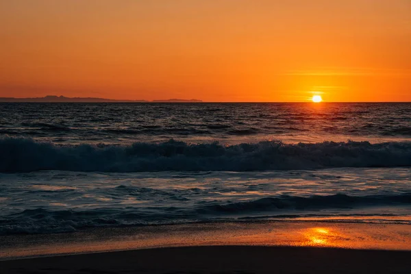 Günbatımı ve Pasifik Okyanusu bin adımları Beach, La deki dalgalarda — Stok fotoğraf