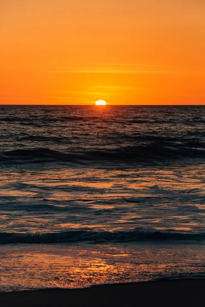 Puesta de sol y olas en el Océano Pacífico en Thousand Steps Beach, en La —  Fotos de Stock