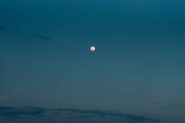 Dolunay mavi gökyüzü ile