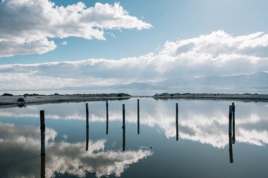 Salton Denizi, North Shore, Calif yansıtan dramatik gökyüzü