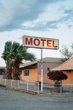 Niland, Salton Denizi, California yakınındaki eski motel işareti