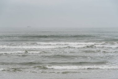 Bulutlu bir günde Galveston, Texas Meksika Körfezi içinde dalgalar