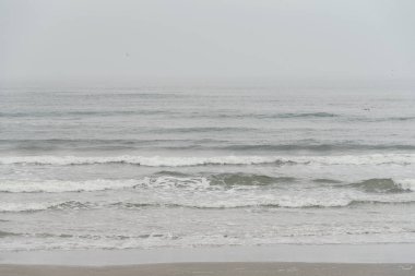 Bulutlu bir günde Galveston, Texas Meksika Körfezi içinde dalgalar