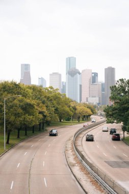 Memorial ağaçlı yol ve Houston, Texas manzarası