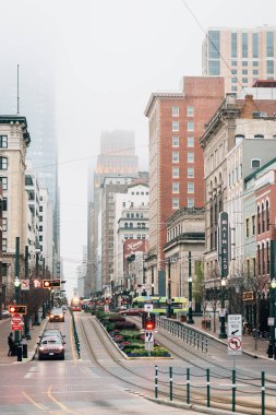 Ana caddede binaları şehir Houston, Tex sisli bir günde