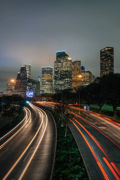 Longa exposição do tráfego em Allen Parkway e no skylin de Houston — Fotografia de Stock