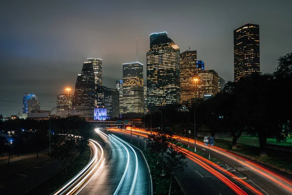 Trafik Allen ağaçlı yol ve Houston skylin uzun pozlama — Stok fotoğraf