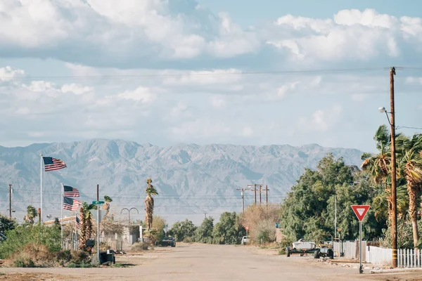 Eine Straße und Berge in bombay beach, am salton sea in cal — Stockfoto