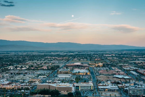 Weergave van Palm Springs bij zonsondergang vanaf de Skyline Trail in Palm S — Stockfoto