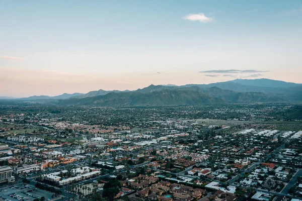 Vista de Palm Springs al atardecer, desde el Skyline Trail en Palm S — Foto de Stock
