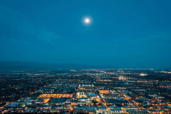 Utsikt över Palm Springs på natten, från den Skyline Trail i Palm Sp — Stockfoto