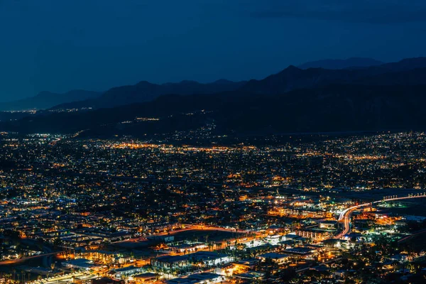 Vista de Palm Springs por la noche, desde el Skyline Trail en Palm Sp —  Fotos de Stock